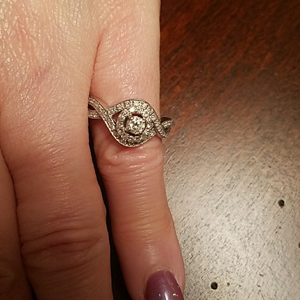 Engagement ring - Picture 2 of 7